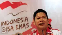 CDM Indonesia untuk Olimpiade 2016, Raja Sapta Oktohari menjawab pertanyaan terkait program dukungan di Jakarta, Kamis (10/3/2016). Raja Sapta mengkampanyekan ”Indonesia Bisa Emas” untuk meningkatkan dukungan. (Liputan6.com/Helmi Fithriansyah)