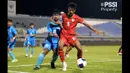 Pemain Timnas Indonesia U-17, Evandra Florasta (kanan) mengontrol bola dibayangi pemain Kepulauan Mariana Utara, Jayson Tagabuel pada laga Grup G Kualifikasi Piala Asia U-17 yang berlangsung di Abdullah Alkhalifa Alsabah Stadium, Mishref, Kuwait, Jumat (25/10/2024) WIB. (Dok. PSSI)