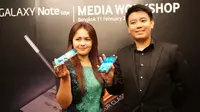 Galaxy Note Edge pertama kali diperkenalkan di ajang IFA 2014 dan disambut baik karena desain layar lengkungnya yang inovatif.