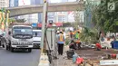 Suasana pembangunan jalur pedestrian di Jalan Sudirman, Jakarta, (2/7). Dirut PT MRT Jakarta William Sabandar mengatakan bertanggung jawab memperbaiki jalur pedestrian di lima stasiun utama yang ada di sepanjang koridor ini. (Liputan6.com/Arya Manggala)