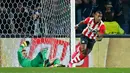 Penyerang PSV, Luciano Narsingh (kiri) melakukan selebrasi usai mencetak gol ke gawang MU pada laga penyisihan grup B Liga Champions di Stadion Philips, Belanda (16/9/2015). PSV menang atas MU dengan skor 2-1. (Reuters/Andrew Couldridge)