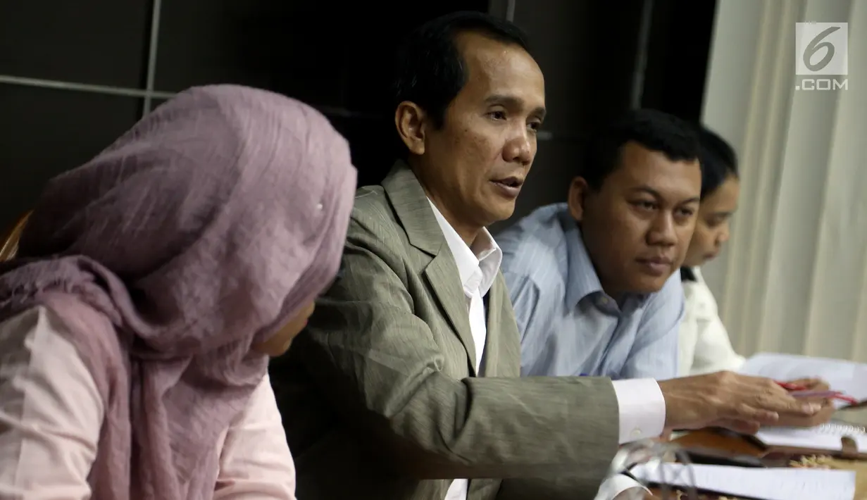 Ketua Komnas HAM Nur Kholis (kedua kiri) memberi keterangan saat menerima pengaduan dari 100 jurnalis di Jakarta, Senin (7/8). Komisi Nasional Hak Asasi Manusia rencananya akan memanggil CEO MNC Group, Hary Tanoesoedibjo. (Liputan6.com/Johan Tallo)