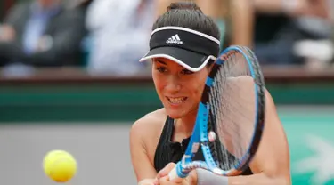 Petenis Spanyol Garbine Muguruza mengembalikan bola pukulan petenis Rusia, Maria Sharapova selama pertandingan perempat final turnamen tenis Prancis Terbuka di stadion Roland Garros,  Prancis (6/6). Garbine menang 6-2, 6-1. (AP Photo/Christophe Ena)