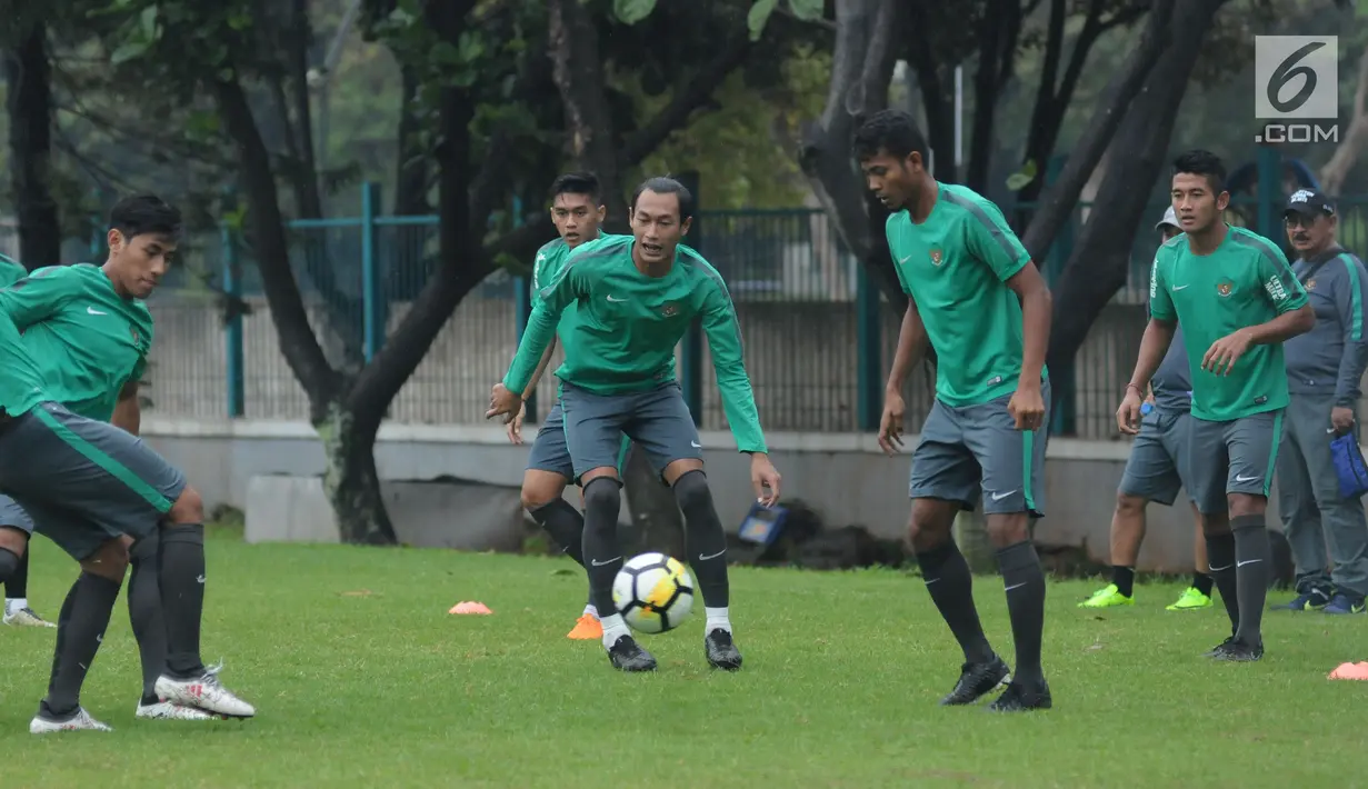 Pemain Timnas Indonesia U-23, Hansamu Yama Pranata (tengah) mengejar bola saat latihan di Lapangan A Kompleks GBK, Jakarta, Rabu (25/4). Latihan ini persiapan jelang laga PSSI Anniversary Cup dan Asian Games 2018. (Liputan6.com/Helmi Fithriansyah)