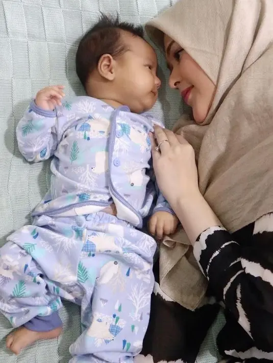 "Nggak (ada kendala) sih, seneng banget (jadi ibu), lagi happy-happy-nya sama baby gitu. Dua-duanya (ia dan Roger) lagi fokus ke baby," kata Cut Meyriska saat menjadi bintang tamu dalam acara talk show yang dipandu Feni Rose beberapa waktu lalu. (Instagram/cutratumeyriska)