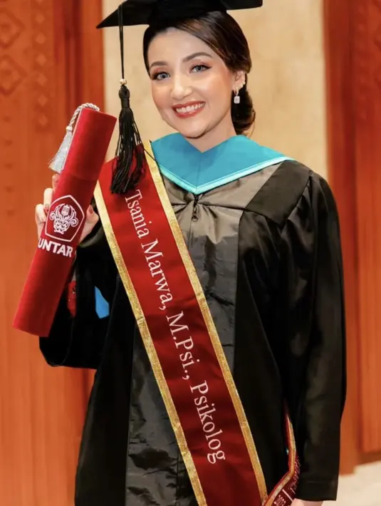 Di momen spesial itu, Tsania mengenakan kebaya kutubaru berpotongan asimetris rancangan desainer Dimas Singgih. [@tsaniamarwa54].