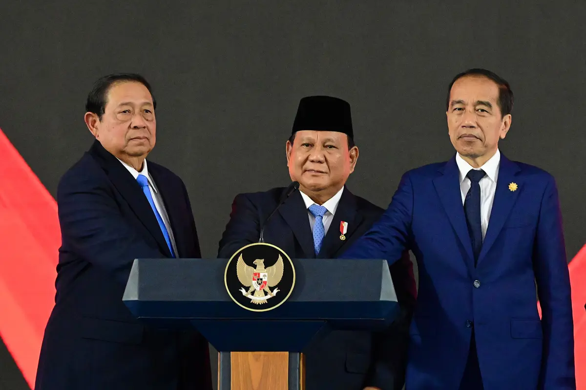 Presiden Prabowo Subianto (tengah) saat meluncurkan Badan Pengelola Investasi Daya Anagata Nusantara (Danantara) di Istana Kepresidenan Jakarta, Senin (24/2/2025). Acara ini dihadiri Presiden keenam RI Susilo Bambang Yudhoyono (SBY) (kiri) hingga Presiden