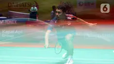Pebulu tangkis tunggal putra Indonesia, Jonatan Christie berusaha mengembalikan kok ke Lin Chun-yi (Chinese Taipei) pada babak 16 besar Indonesia Masters 2025 di Istora Gelora Bung Karno, Senayan, Jakarta, Kamis (23/1/2025). (Liputan6.com/Herman Zakharia)