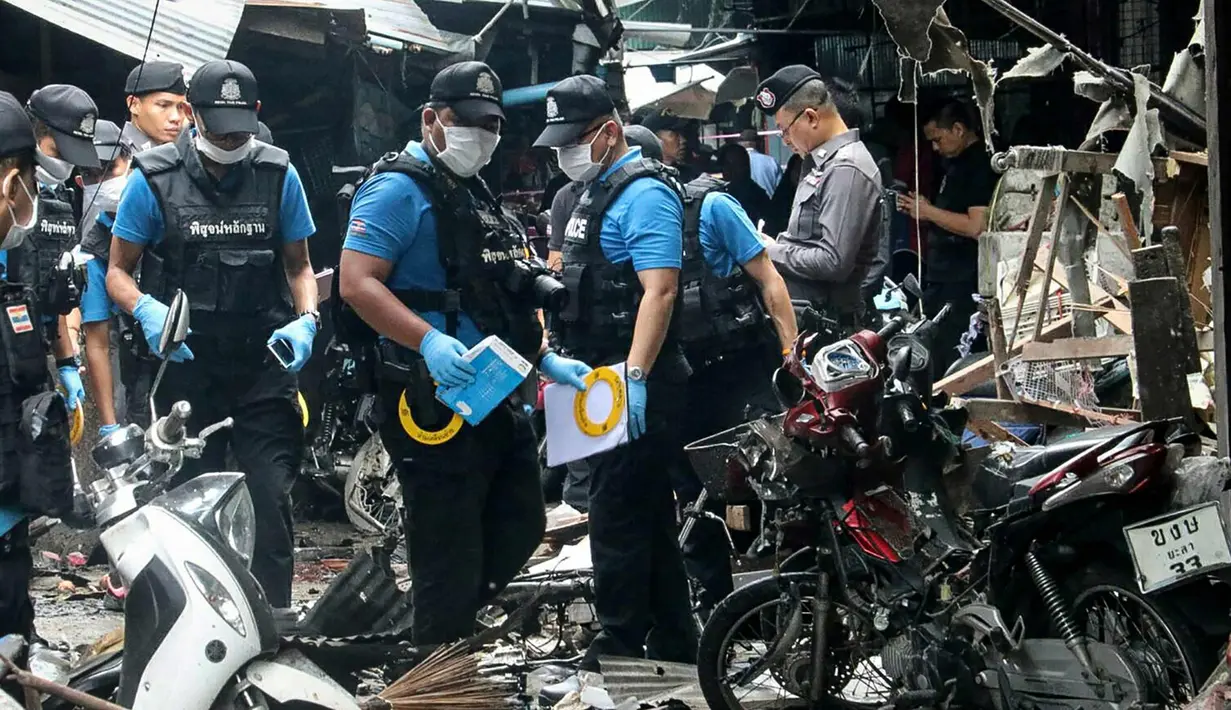 Petugas unit forensik Thailand mengecek sebuah pasar setelah terjadi bom motor di Provinsi Yala, Thailand bagian selatan (22/1). Sedikitnya tiga orang tewas dan 18 orang lainnya luka-luka akibat ledakan tesebut. (AFP Photo/Tuwaedaniya Meringing)