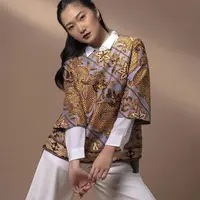 Jadi alternatif selain vest, kenakan blouse batik dengan kemeja warna putih. Kece! (Instagram/iwantirta_batik)
