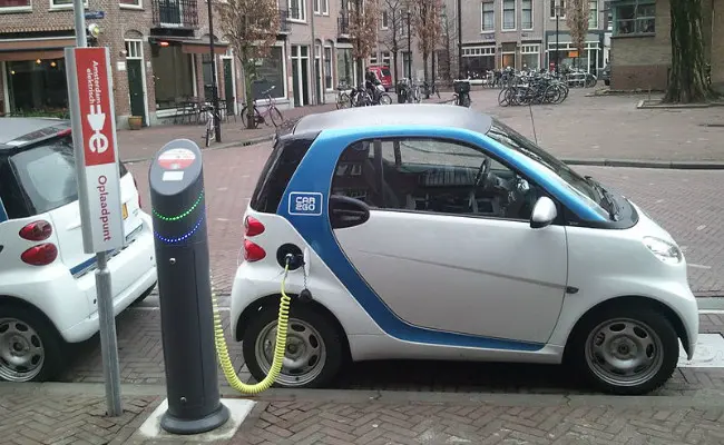 Ilustrasi mobil listrik sedang mengalami pengisian daya baterai di Amsterdam, Belanda. (Sumber Flickr/lhirlimann)