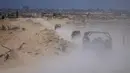 Kendaraan tentara Israel mengangkut sekelompok tentara dan jurnalis di dalam Jalur Gaza selatan, Rabu, 3 Juli 2024. (AP Photo/Ohad Zwigenberg, Pool)