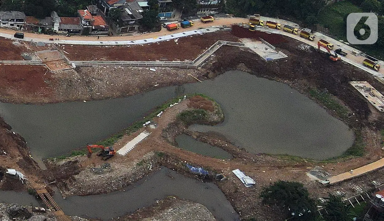 Foto udara suasana pembangunan Waduk Lebak Bulus, Jakarta Selatan, Selasa (11/10/2022). Pembangunan Waduk Lebak Bulus ditargetkan selesai pada Desember 2022. (Liputan6.com/Herman Zakharia)