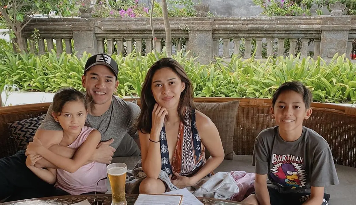 Memilih menetap di Bali, pasangan selebritis ini juga sering mengajak buah hatinya untuk santap siang di luar. Keluarga Nana Mirdad ini pun cukup dikenal dengan gaya hidupnya yang sehat. (Liputan6.com/IG/@andrew.white._)