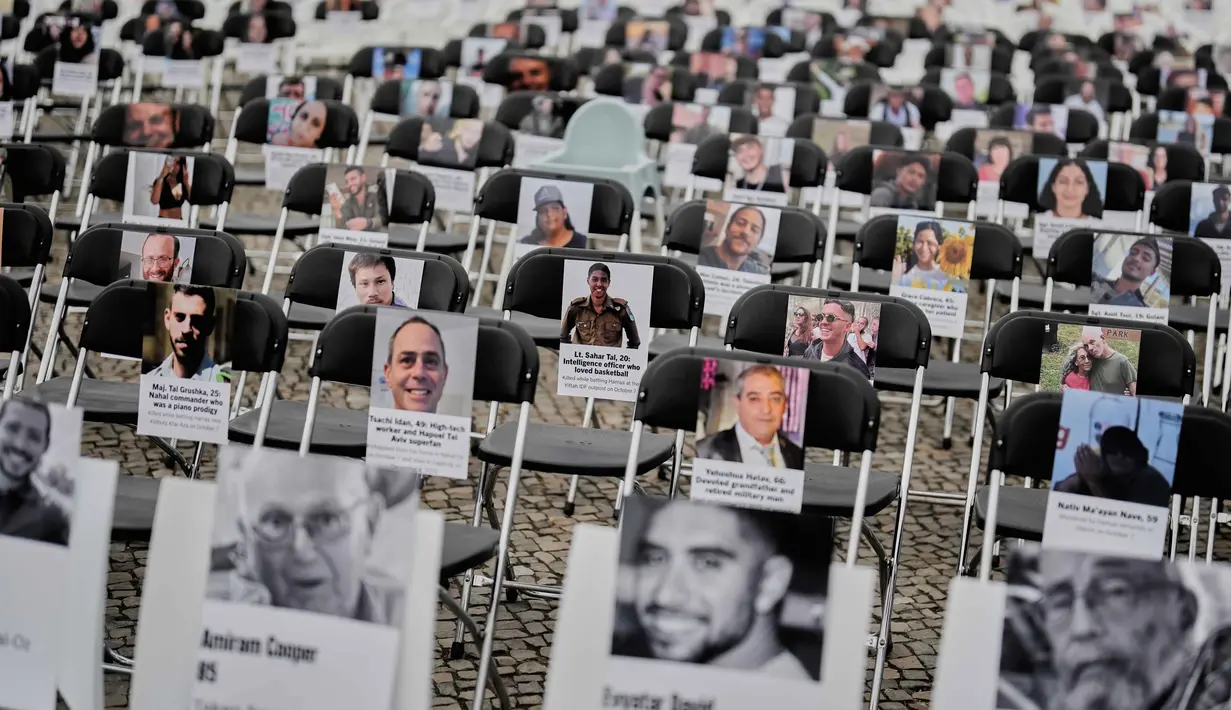 Peringatan tersebut dibayangi oleh harapan, perang di Gaza akan segera berakhir. Diketahui, Para negosiator dari Hamas dan Israel berkumpul di Mesir pada hari Senin (6/10/2025) untuk memulai perundingan tidak langsung guna menyelesaikan detail pembebasan semua sandera yang ditahan di Gaza dan pemulangan hampir 2.000 tahanan Palestina, serta penarikan awal pasukan Israel dari Gaza. (AP Photo/Markus Schreiber)