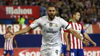 SELEBRASI - Karim Benzema melakukan selebrasi usai membawa Real Madrid unggul 1-0 melawan Atletico. ( REUTERS/Sergio Perez)