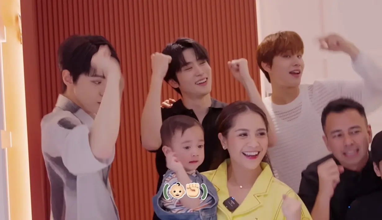 Di akhir konten, Cipung lebih cair. Mungkin karena dia sudah mulai terbiasa dengan kehadiran tiga hyung ganteng di rumahnya. Mereka asyik bikin konten joget bersama dengan musik kesukaan Cipung. (Foto: YouTube/ NCT)