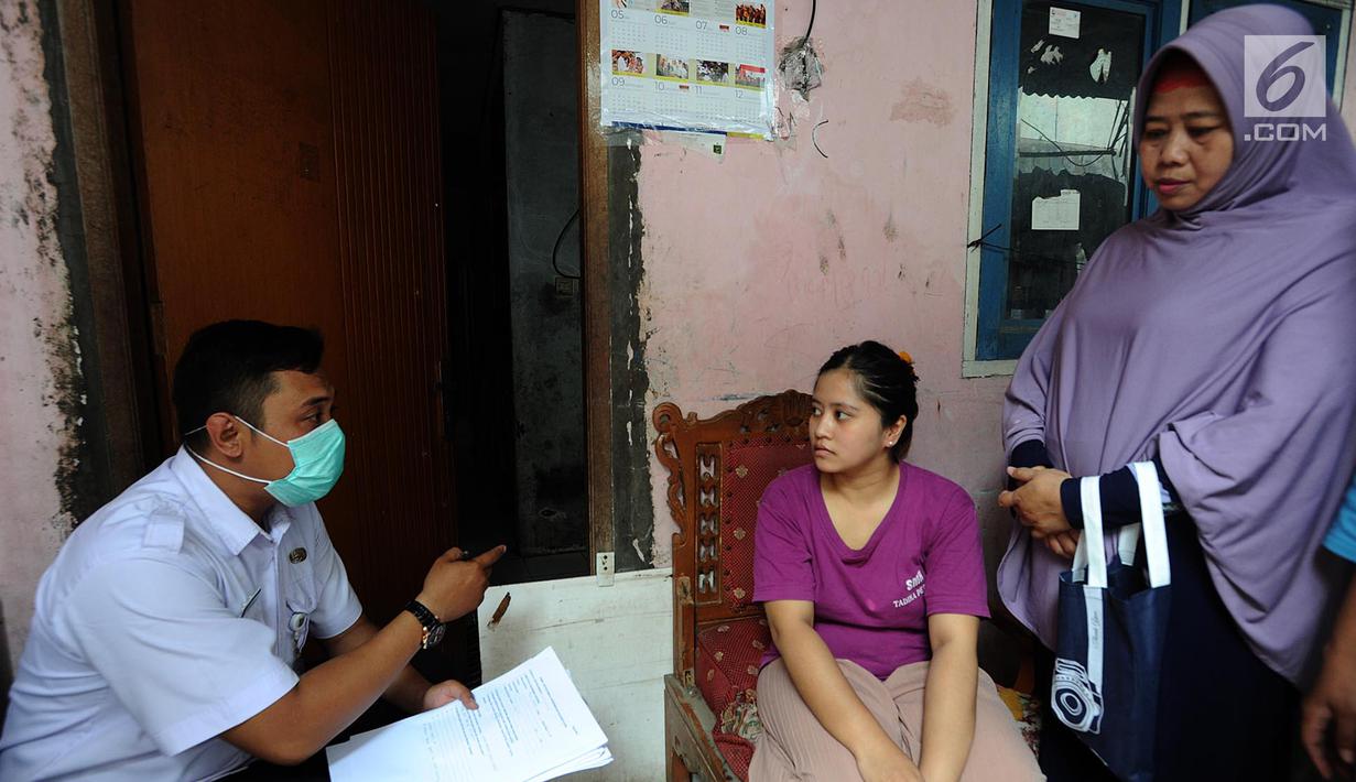 Petugas mendata warga di RT1-2/1 Kelurahan Cinere, Depok, Rabu (28/6/2019). Dinas Kesehatan Depok dan Puskesmas Cinere melakukan investigasi sumber penyakit dan sampel darah warga di kawasan ini terkait sudah lebih dari sepekan 12 warga terjangkit hepatitis A. (merdeka.com/Arie Basuki)