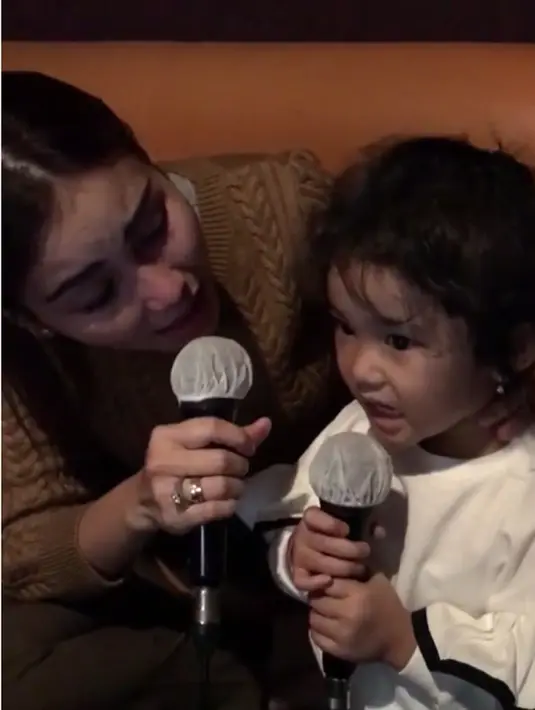 "Bilqis udh bisa nyanyi lagu ini n tadi iqis langsung nyanyi dpn bunda....bunda langsung cengeng klw bilqis nyanyi lagu ini, seneng bilqis jd anak pinter yg sayang bgt sm bunda😌❤️, bunda beruntung punya iqis....." Tulisnya dalam vidio pada 19 Maret. 