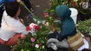 Pedagang dan pembeli bertransaksi bunga untuk hiasan Lebaran di Pasar Peterongan Semarang, Kamis (14/6). Sejumlah pedagang bunga mengaku meraup keuntungan yang cukup besar pada momen menjelang Lebaran kali ini. (Liputan6.com/Gholib)