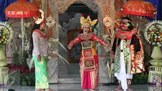Kesenian tradisonal Bali ditampilkan dalam acara Dharmasanti Provinsi DKI Jakarta, Pura Dalem Purnajati Tanjung Puri, Jakarta, (26/3). Acara perayaan Nyepi bersama tersebut mengangkat tema 'Keberagaman Perekat Persatuan. (Liputan6.com/Immanuel Antonius)