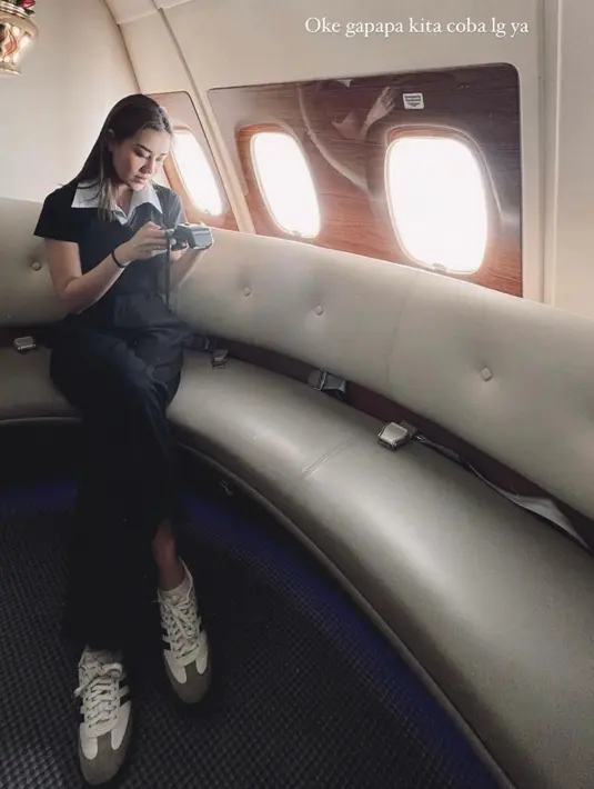 Potret lain memperlihatkan pasutri tampil serasi dengan busana nuansa hitam putih. Aaliyah dengan shirt top, long pants, dan sneakers-nya.  [@aaliyah.massaid/@thariqhalilintar].