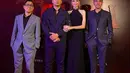 Sementara sang suami yang berperan sebagai Esa tampil gagah dengan layering outfit serba hitam. @miktambayong.