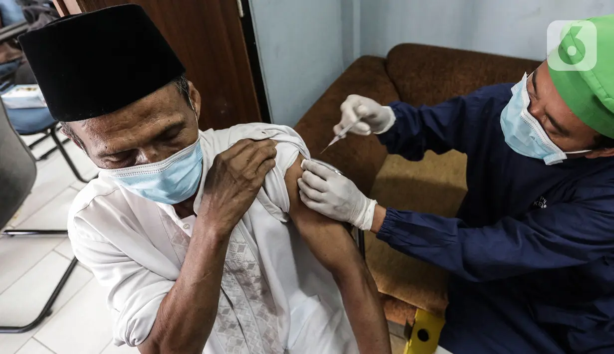 Petugas menyuntikkan vaksin COVID-19 tahap kedua kepada warga lansia di di RPTA Gajah Tunggal, Jakarta Barat, Rabu (21/4/2021). Berdasarkan data hingga 19 April 2021, total 10.966.934 orang Indonesia telah menjalani vaksinasi Covid-19. (Liputan6.com/JohanTallo)