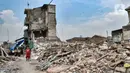 Seorang anak melintas di depan salah satu rumah yang digusur di Delta Serdang, Kemayoran, Jakarta, Rabu (4/11/2020). Penggusuran dilakukan sejak akhir Oktober dengan uang kompensasi sebesar Rp 24-30 juta per meter persegi tergantung luas lahan dan jenis bangunan. (merdeka.com/Iqbal S Nugroho)