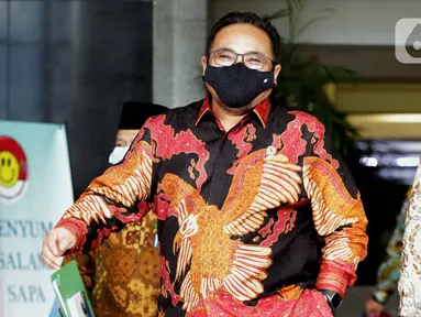 Menteri Agama (Menag) Yaqut Cholil Qoumas sesaat akan meninggalkan Gedung KPK, Jakarta, Rabu (3/3/2021). Menag Yaqut Cholil Qoumas datang untuk membahas program dan berkoodinasi terkait pencegahan korupsi di lingkungan Kementerian Agama (Kemenag). (Liputan6.com/Helmi Fithriansyah)