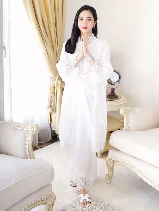 "Fitnah atau fakta kalau kamu sering ke Salon jam 6 pagi hanya untuk blow rambut?" tanya Feni Rose pada Bunga Zainal. (Instagram/bungazainal05)