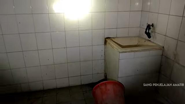 Penampakan Rumah Kosong yang Ditinggalkan 20 Tahun, Isinya Masih Komplet