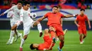 <p>Pemain Timnas Indonesia, Witan Sulaeman (kiri) berebut bola dengan pemain China,&nbsp;Jiang Guangtai (kanan) saat laga lanjutan putaran ketiga Grup C Kualifikasi Piala Dunia 2026 di Qingdao Youth Stadium, Qingdao, China, Selasa (15/10/2024). (AFP)</p>