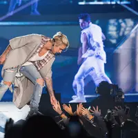 "Kamu terlihat sangat aneh dengan tato kecil yang menghiasi wajahmu Justin, cepatlah dihapus," komentar salah satu netizen. (AFP/Bintang.com)