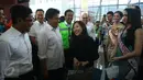 Dirjen Perhubungan Udara Agus Suasanto (kedua kiri) didampingi pejabat Garuda Indonesia berbincang dengan penumpang untuk penerbangan perdana Internasional di Terminal 3 Internasional Bandara Soekarno Hatta, Tangerang, Banten, Senin (1/5). (Liputan6.com)