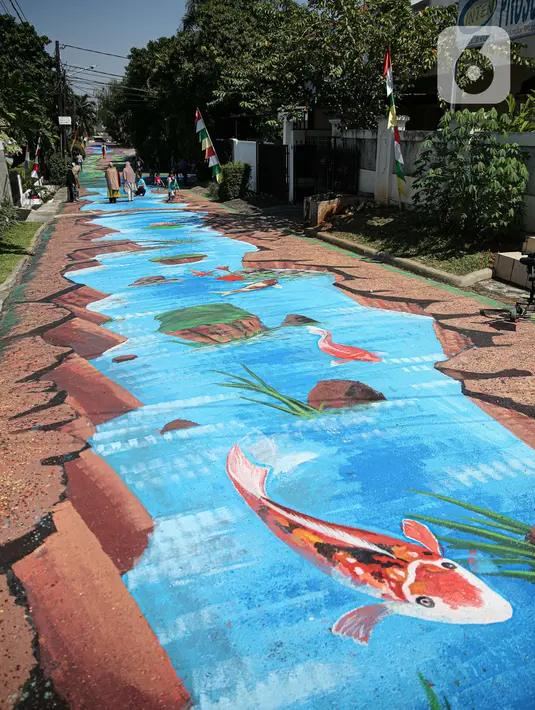 Warga melintas di atas jalan yang telah dilukis mural di Jalan Keuangan, Cilandak, Jakarta, Rabu (26/8/2020). Mural di sepanjang jalan Keuangan menuju museum Basoeki Abdullah itu bertujuan memperindah wilayah tersebut serta sebagai ajang promosi museum. (Liputan6.com/Faizal Fanani)