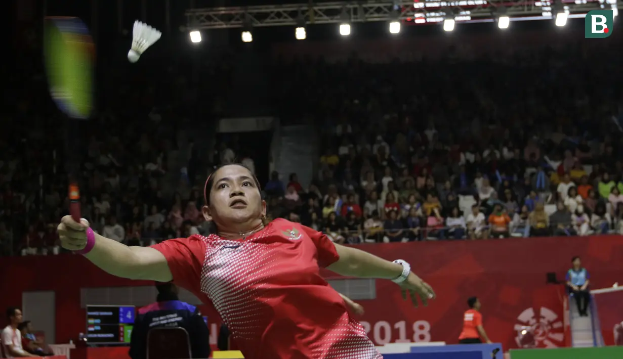 Pebulu tangkis Indonesia, Oktila Laeni Ratri, saat melawan wakil Cina, Cheng Hefang, pada final Asian Para Games di Istora, Jakarta, Jumat (12/10/2018). Oktila Laeni takluk 21-19, 18-21, dan 13-21. (Bola.com/M Iqbal Ichsan)
