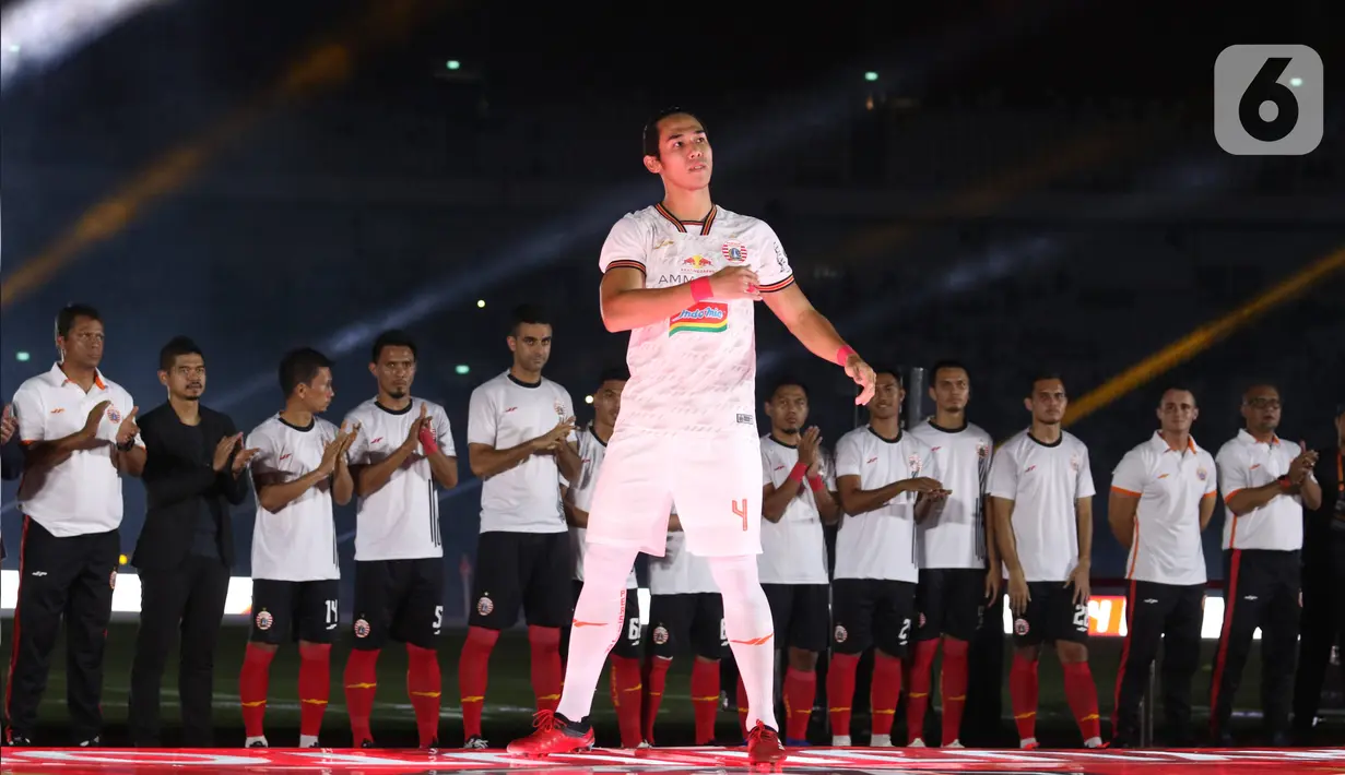 Bek Persija Ryuji Utomo saat menunjukkan jersey baru Persija di SUGBK, Jakarta, Minggu (23/2/2020). Jersey warna putih dipakai Persija untuk laga tandang. (Liputan6.com/Angga Yuniar)