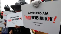 Sejumlah aktivis mengenakan kostum supehero melakukan aksi menolak revisi UU KPK,Jakarta, (21/02). Mereka mengenakan 10 kostum superhero  Yaitu kostum Superman, Spidergirl, Batman, Zorro, Ironman dan Ranger. (Liputan6.com/Helmi Afandi)