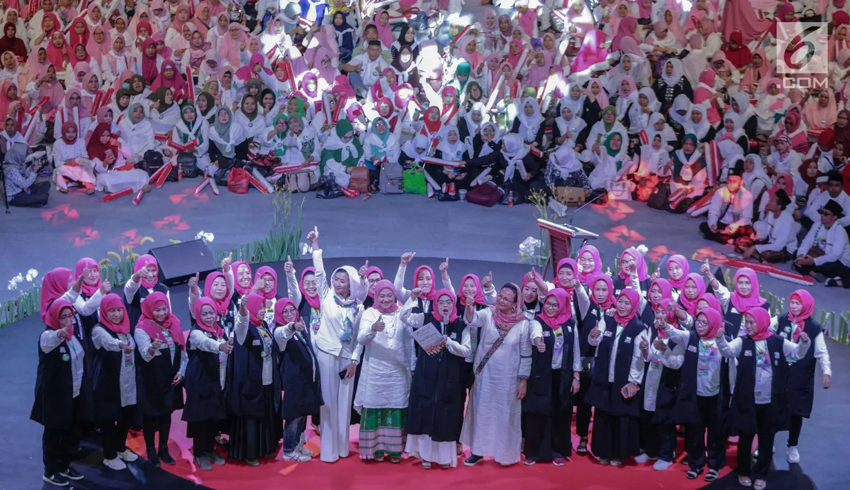 Massa yang tergabung dalam Arus Baru Muslimah berikrar untuk memenangkan pasangan capres-cawapres nomor urut 01 Joko Widodo dan Ma'ruf Amin dalam Pilpres 2019 di Istora Senayan,  Jakarta, Minggu (24/2). (Liputan6.com/Faizal Fanani)