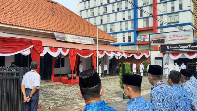 Peringatan Hari Sumpah Pemuda ke-93 diwarnai dengan upacara bendera yang dilakukan Museum Sumpah Pemuda bersama Direktorat Jenderal Kebudayaan, Kementerian Pendidikan, Kebudayaan, Riset, dan Teknologi.