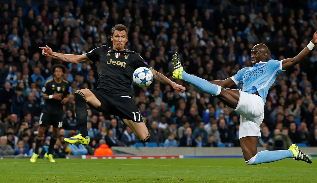 Mario Mandzukic memanfaatkan peluang menjadi gol balasan ke gawang Manchester City di laga Grup D Liga Champions di Stadion Etihad, Manchester, Inggris, Rabu (16/9/2015) dini hari WIB. (Reuters/Phil Noble)