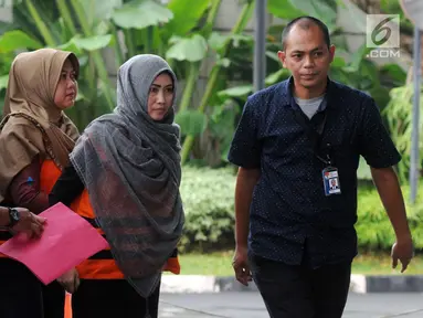 Dua tersangka penerima suap anggota DPRD Kota Malang Tri Yudiani (kedua kanan) dan Sulik Lestyowati (kedua kiri) tiba di gedung KPK, Jakarta, Senin (23/4). Tri dan Sulik diperiksa perdana pasca penahanan. (Merdeka.com/Dwi Narwoko)