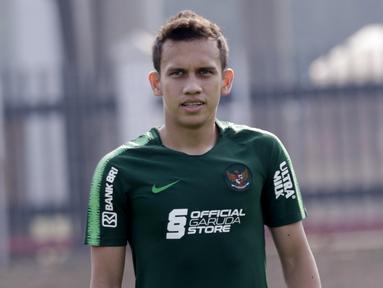 Pemain Timnas Indonesia U-23, Egy Maulana Vikri, saat latihan jelang SEA Games 2019 di Lapangan ABC, Senayan, Jakarta, Kamis (3/10). Latihan kali ini Timnas fokus dalam memperbaiki taktik dalam bertahan. (Bola.com/M Iqbal Ichsan)