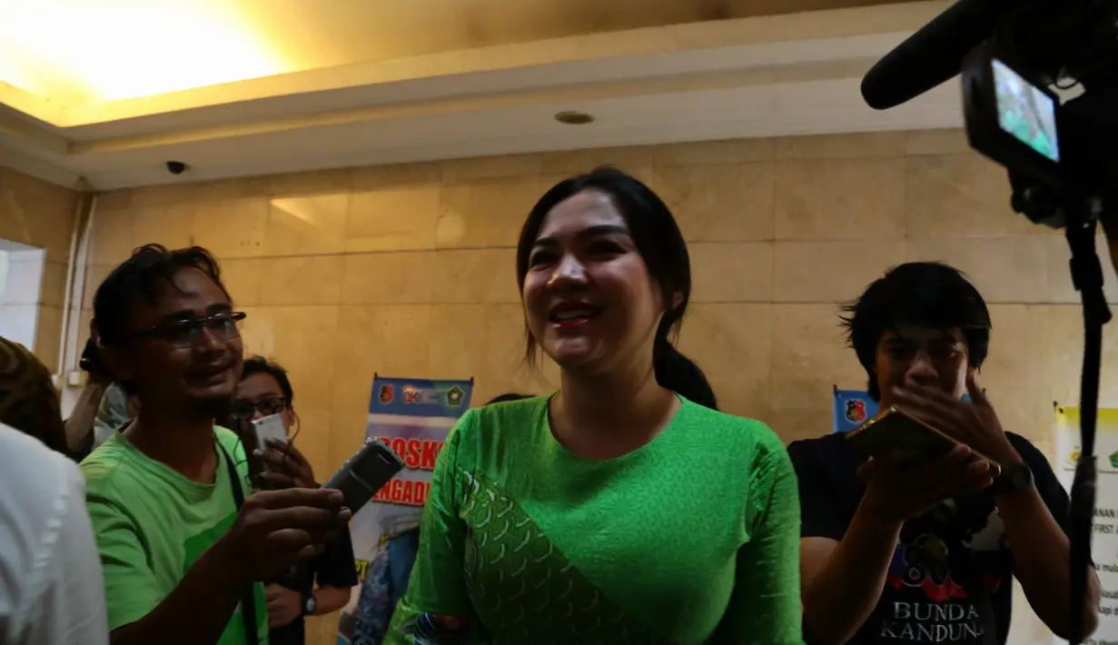 "Enggak. Saya jama'ah biasa dan bayar full. Nanti aja saya jabarkan sebagai barang bukti juga," tegas Vicky Shu. (Nurwahyunan/Bintang.com)