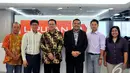 Ketua DPD Republik Indonesia Irman Gusman berfoto bersama redaksi Liputan6.com, Jakarta, Rabu (17/12/2014). (Liputan6.com/Johan Tallo) 