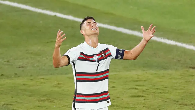 Foto Piala Eropa: Kecewa Berat Portugal Tersingkir dari Euro 2020, Cristiano Ronaldo Banting Ban Kapten