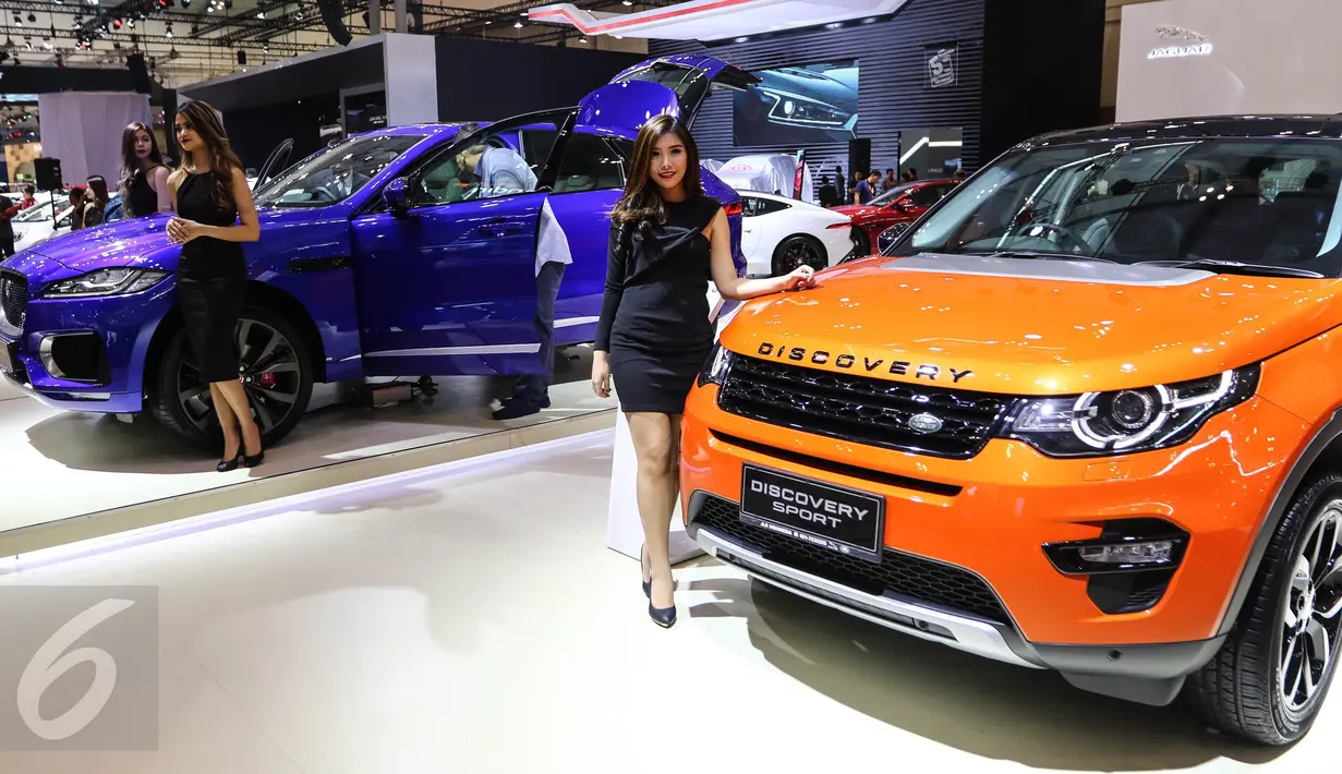 Model berdiri di samping mobil Discovery Landrover saat pameran otomotif Gaikindo Indonesia International Auto Show (GIIAS) di ICE BSD, Tangerang Selatan, (11/08). (Liputan6.com/Fery Pradolo)