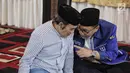 Ketua Umum PAN Zulkifli Hasan berbincang dengan Ketua Umum Partai Idaman Rhoma Irama pada acara puasa bersama pengurus DPP PAN dan DPW Se-Indonesia di Widya Chandra, Jakarta, Sabtu (9/6). (Liputan6.com/Faizal Fanani)
