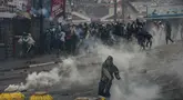Seorang pengunjuk rasa melemparkan ke arah pasukan keamanan dalam demonstrasi menentang pemadaman air dan listrik yang berulang di Antananarivo pada 30 September 2025. (RIJASOLO/AFP)